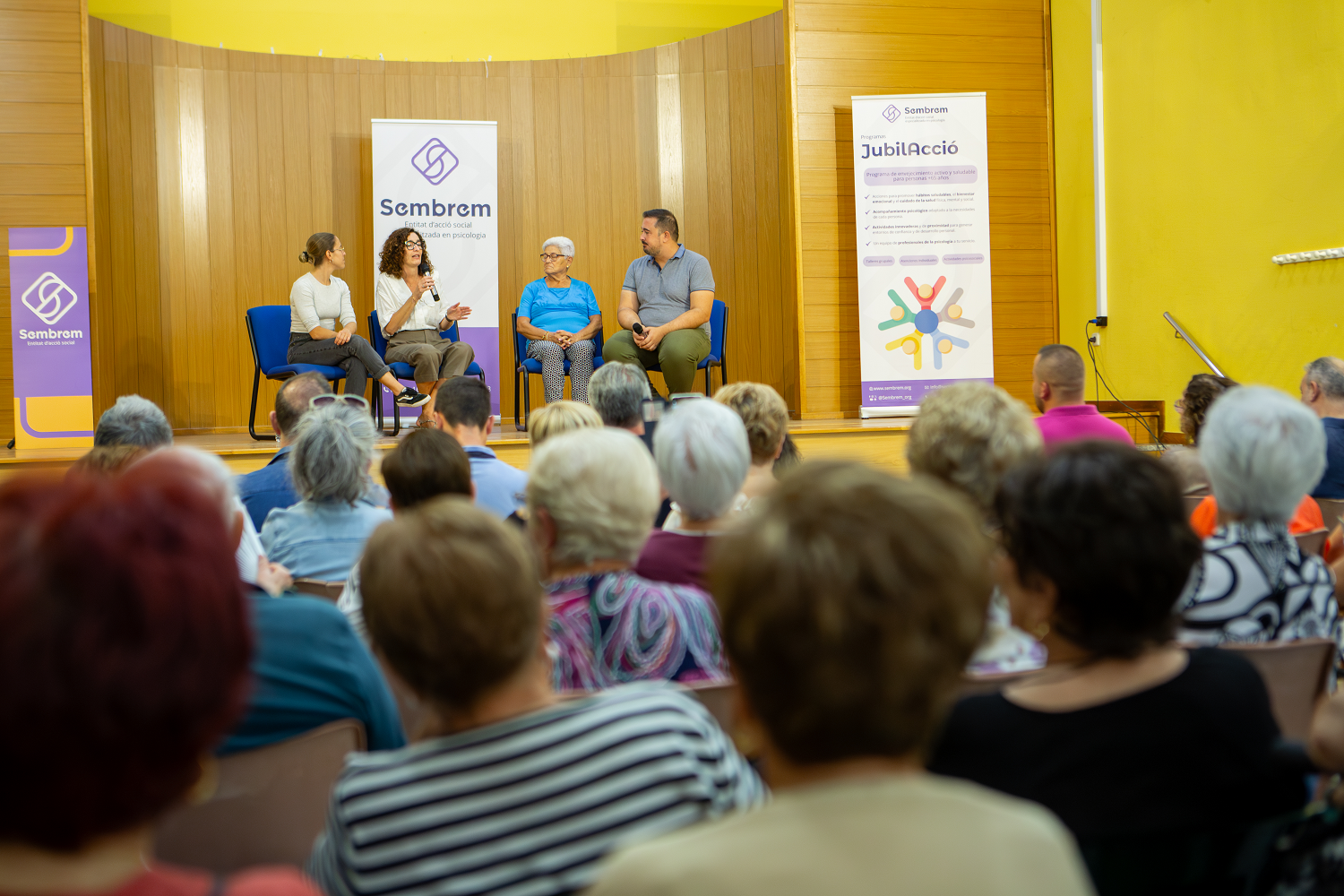 Foto público en el acto de presentación del programa JubilAcció